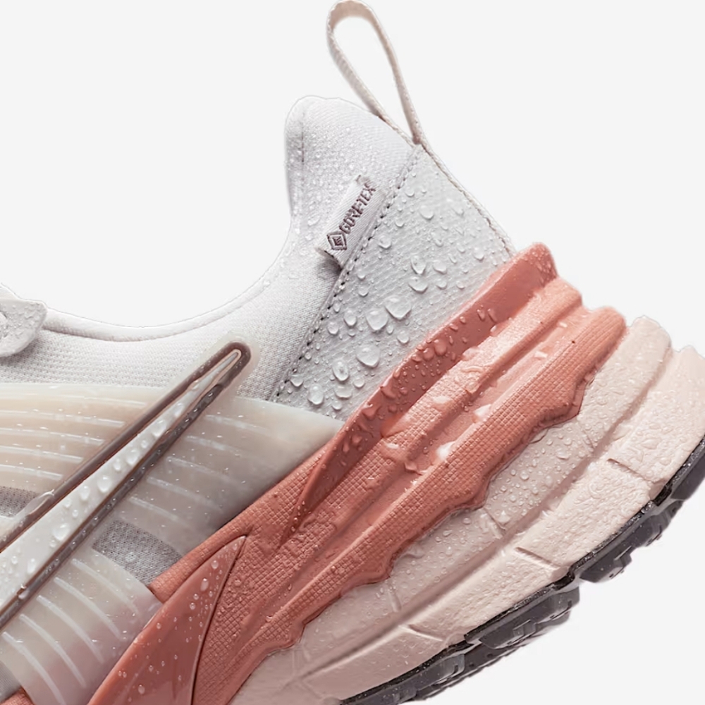 Nike Women's White and Peach Athletic Sneakers - Picture 16 of 16